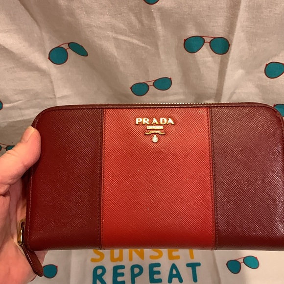 Beautiful Prada wallet two tone reds light sparkles - Picture 7 of 14